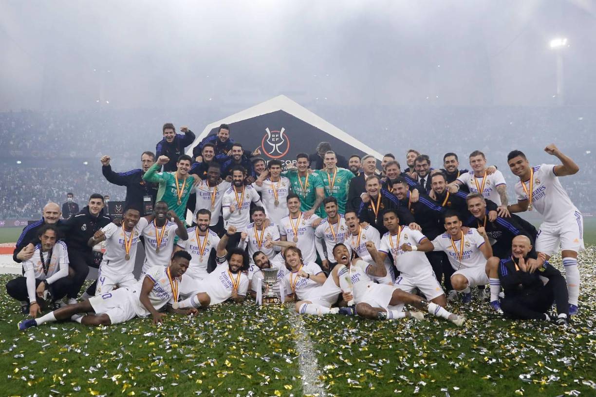 Los jugadores del Real Madrid posando con el trofeo de campeones de la Supercopa de España.