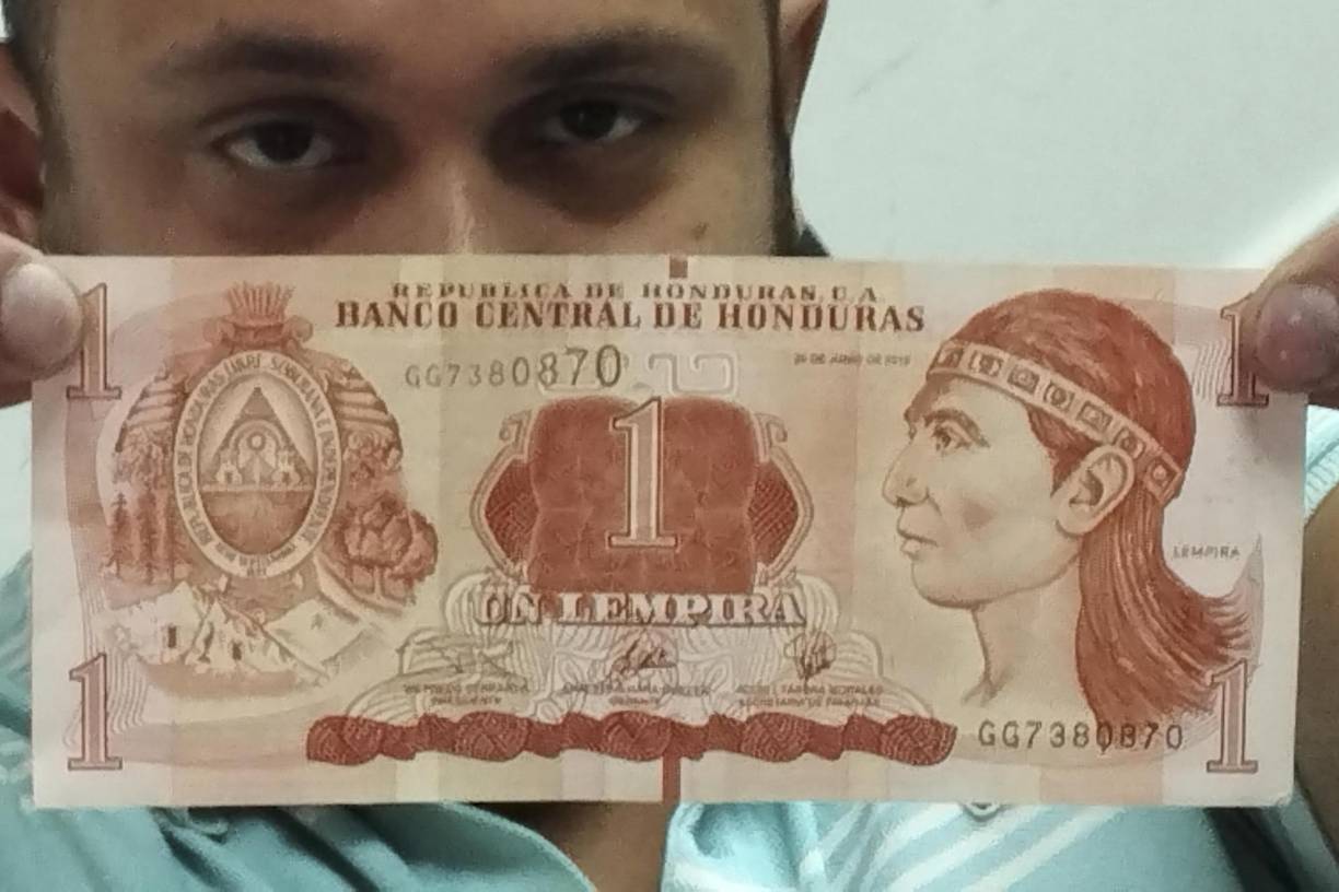  Un hombre muestra un billete de un lempira, moneda nacional de Honduras, durante una conferencia de prensa en Tegucigalpa (Honduras). 