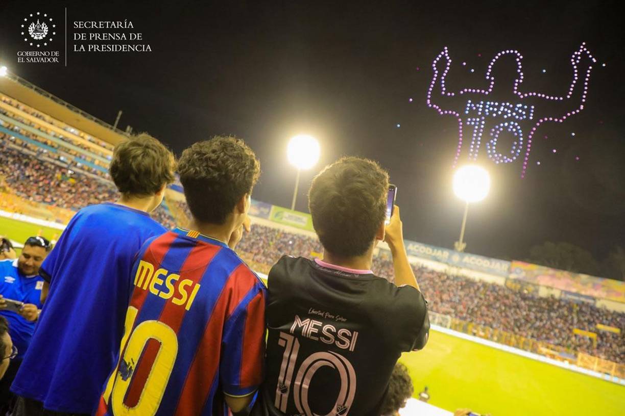 Estos niños aficionados de Messi no olvidarán la noche en la que vieron a uno de los mejores jugadores de la historia.