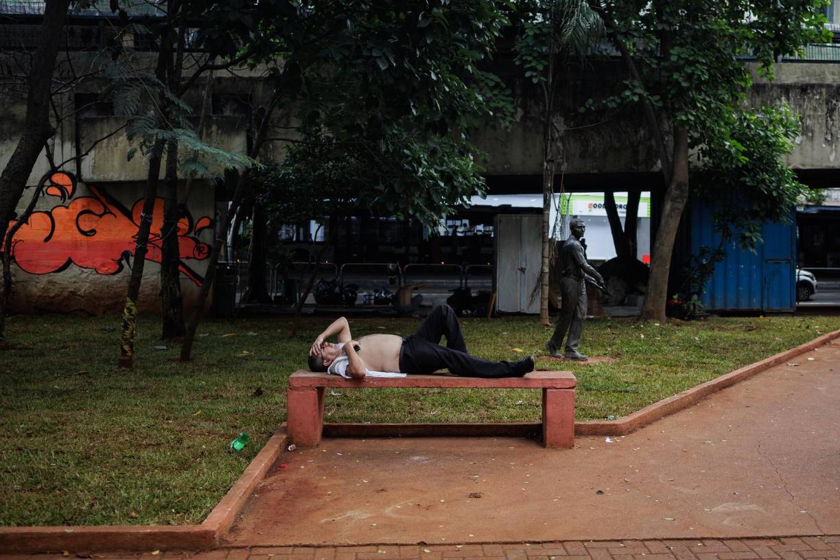 Brasil enfrenta una nueva <b>ola de calor</b>, y esta vez, <b>Río de Janeiro</b> está en el epicentro. El sábado, las playas se llenaron de personas y sombrillas que buscaban refugio en el mar durante el día más caluroso registrado en <b>Guaratiba</b>. 
