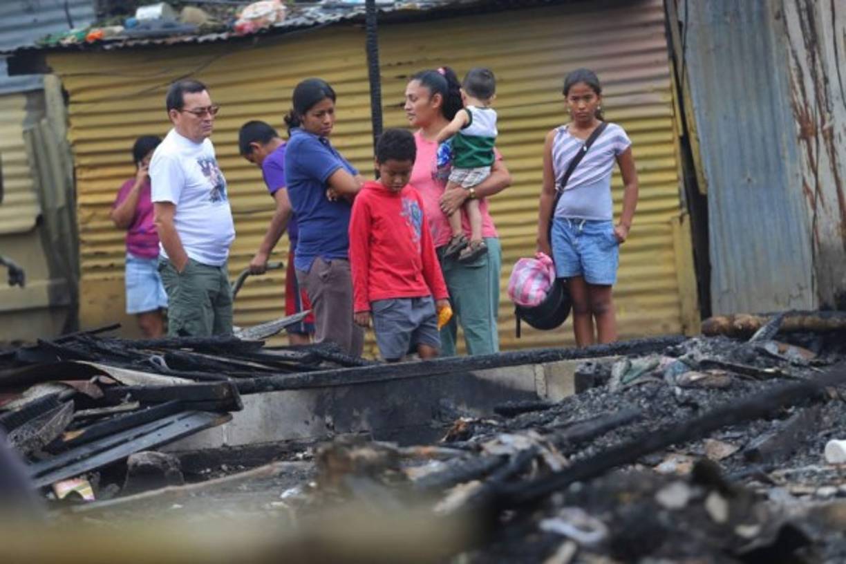 Los afectados por el incendio esperan que las autoridades municipales y gubernamentales les puedan ayudar a reconstruir sus hogares.