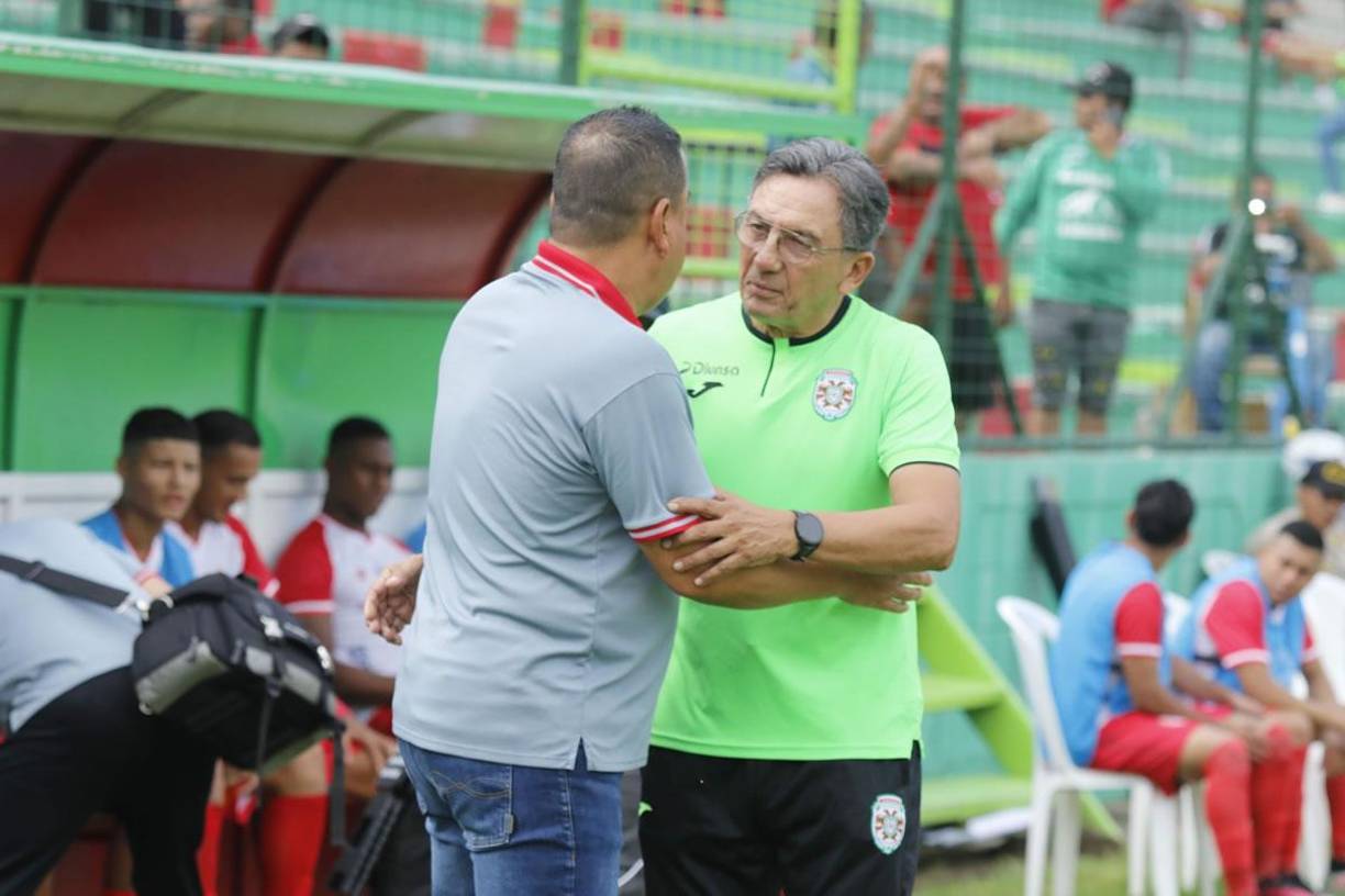 El fraternal saludo entre Jhon Jairo López, entrenador de la Real Sociedad, y Salomón Nazar, técnico del Marathón.