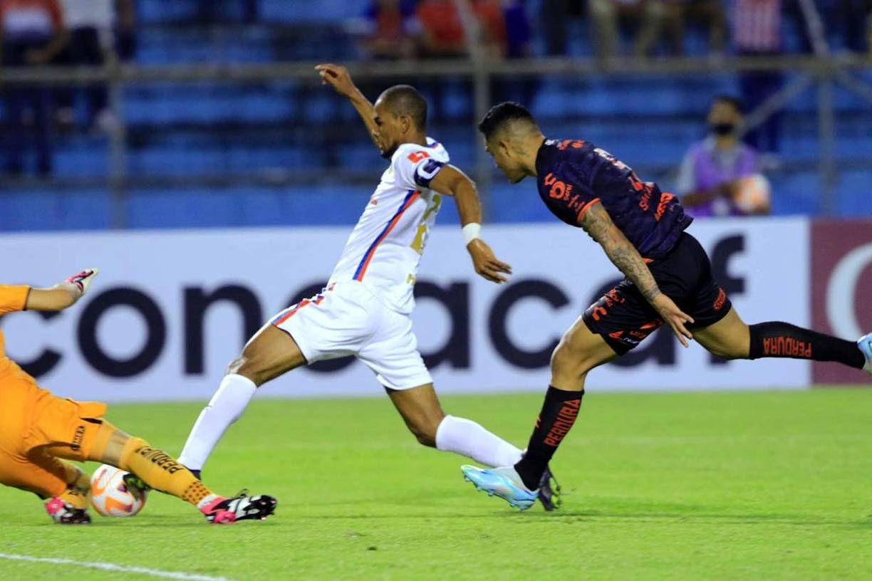 Jerry Bengtson se perdió una buena ocasión al no poder superar al portero del Atlas en esta jugada.