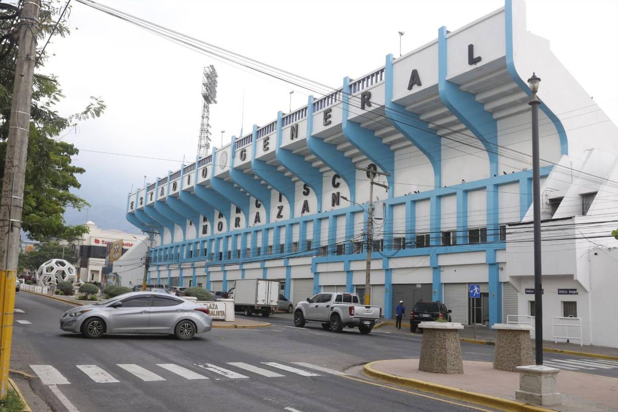 Además, afuera del estadio se han estado pintando murales nuevos, uno de ellos con la temática del Mundial de España 82.