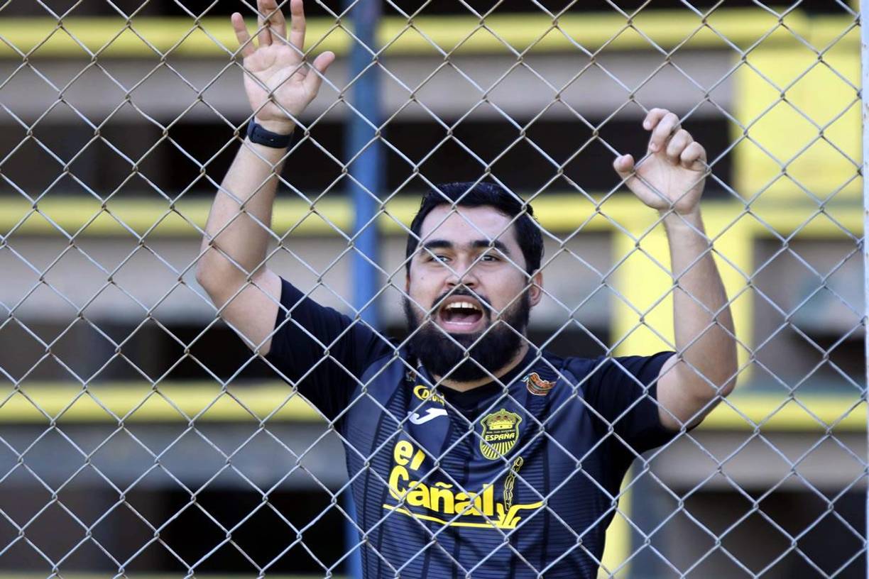 En el estadio Humberto Micheletti llegaron aficionados del Real España para apoyar a su equipo ante el Honduras Progreso.
