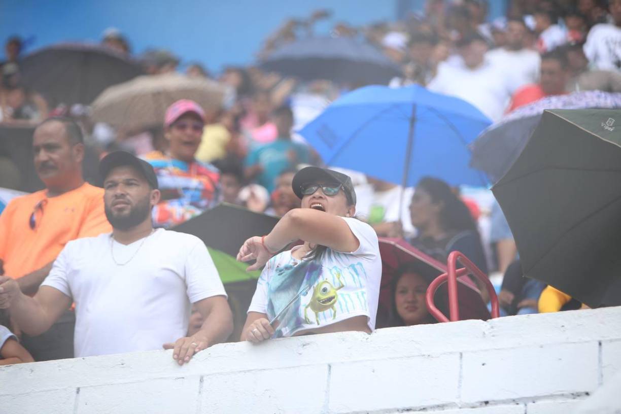 Parte de la población presente en el estadio vociferó gritos en contra de los colectivos. 