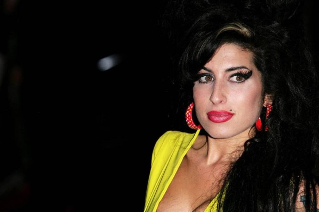 Amy Winehouse. Pese a su matrimonio con Blake Fielder-Civil, la fallecida Amy Winehouse aseguró a sus amigos que era bisexual. 'Hay algo muy satisfactorio en el hecho de estar con una mujer. No me importa lo que gente piense de mi', les contó.