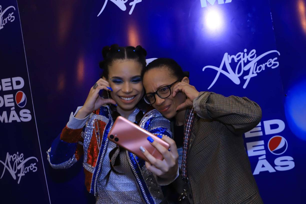 Una de las fanáticas aprovechó para hacer una videollamada