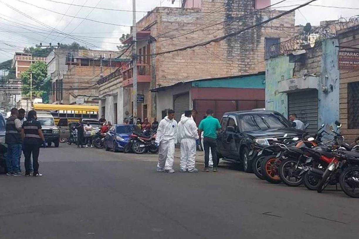 Según un informe preliminar de la Policía Nacional de Honduras, los agentes llegaron al lugar donde estaba aparcado el vehículo y localizaron los cuerpos de Muñoz y otra persona aún por identificar.