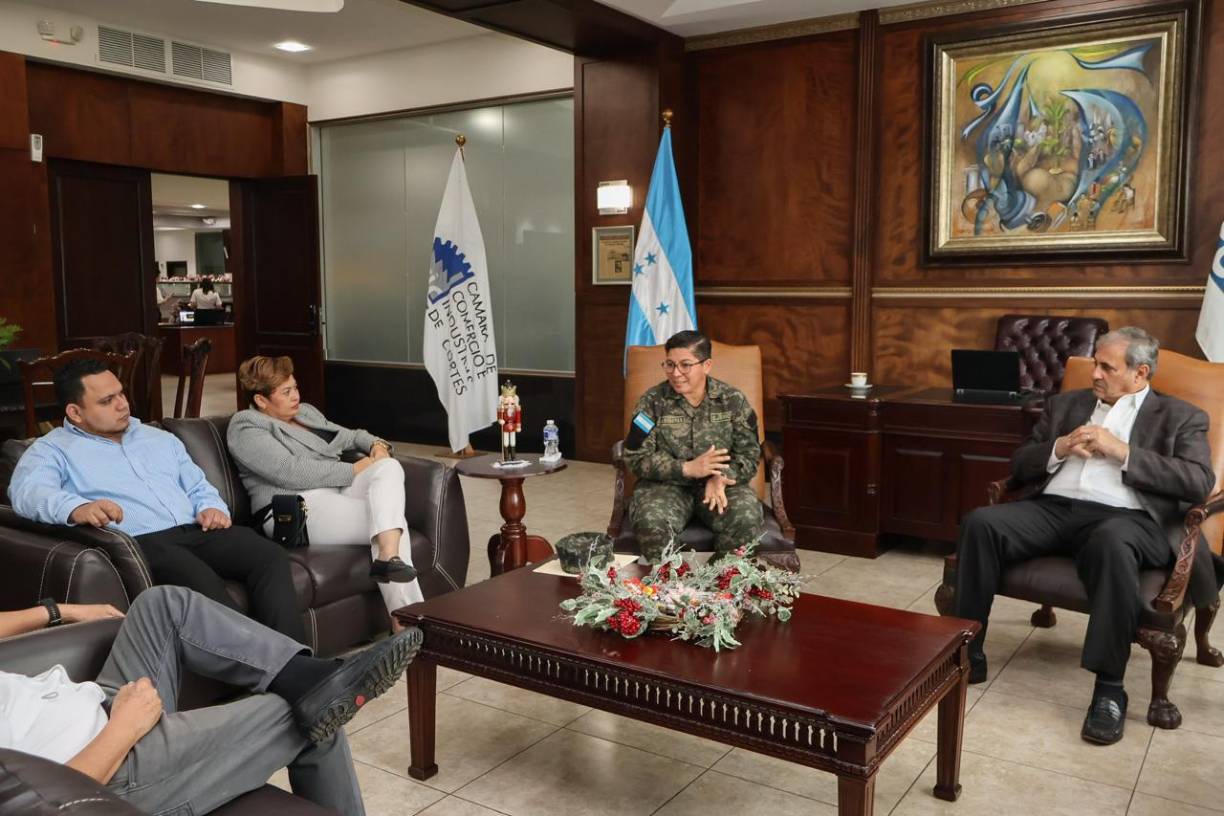 La reunión se llevó a cabo con Karim Qubain, presidente de la Cámara de Comercio e Industria de Cortés, y la teniente coronel Reina Margarita Almendarez, directora de la cárcel de mujeres.