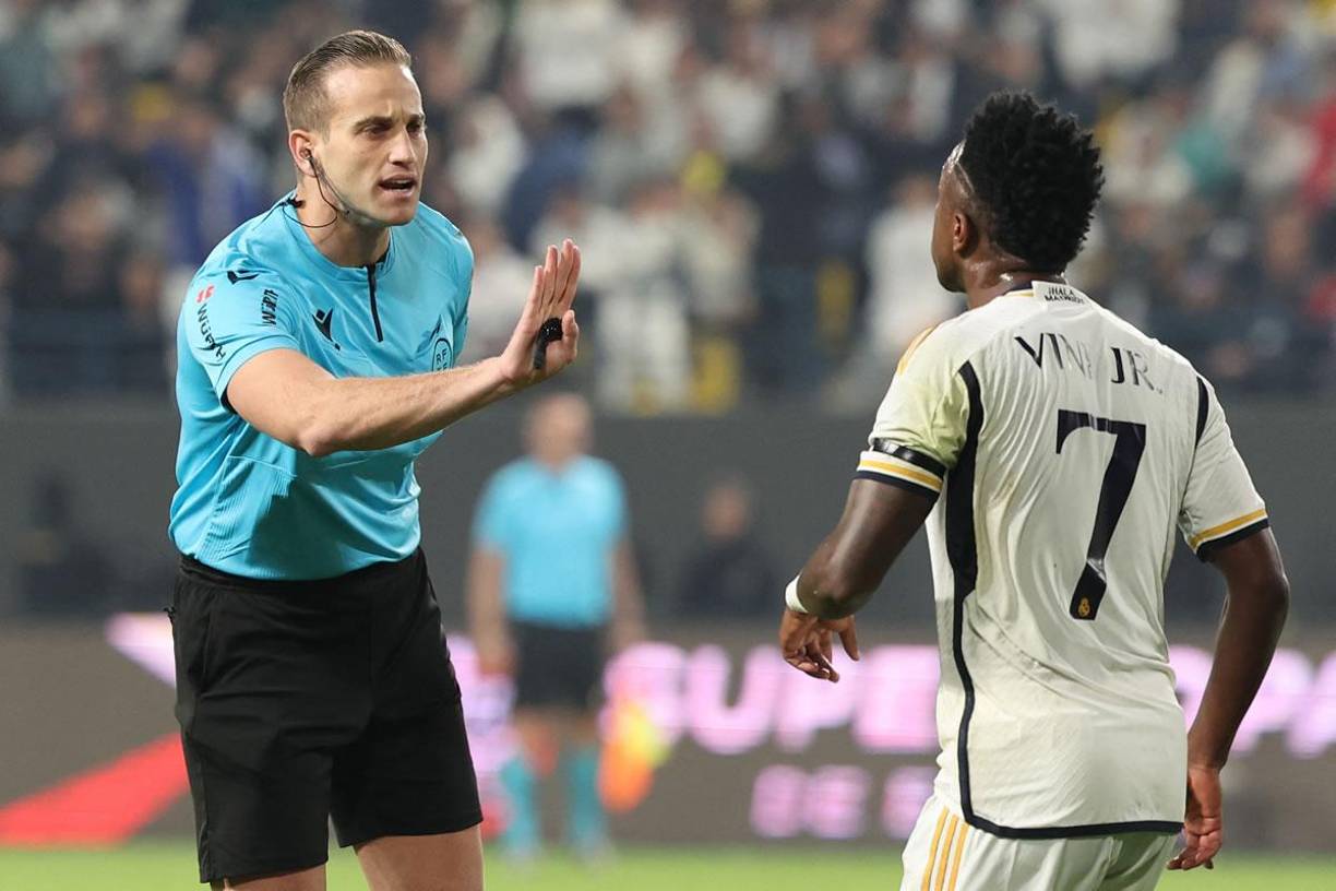 Vinicius le reclama al árbitro del partido, Javier Alberola Rojas.