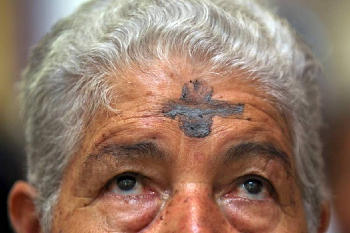 Fieles asisten a una misa en la catedral San Miguel Arcángel de Tegucigalpa. EFE