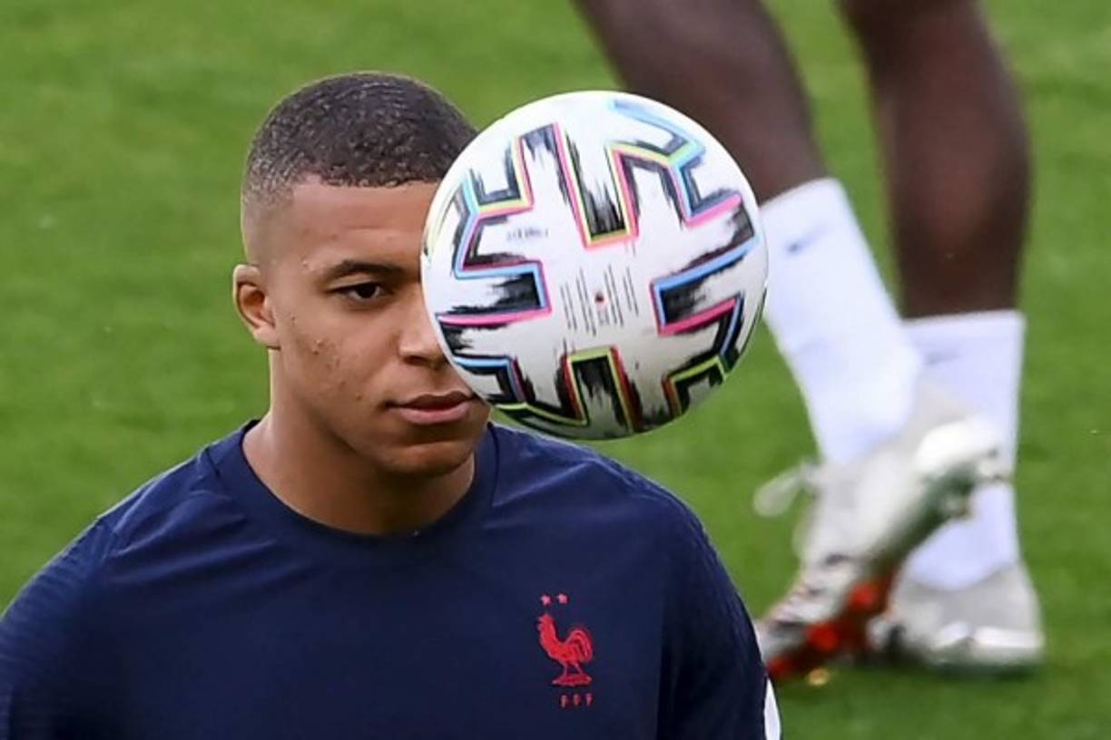 El futuro de Mbappé parece que se aleja del PSG y, por lo tanto, se acercaría al Real Madrid. Eso es lo que aseguran en Francia donde varios medios de comunicación explicaron que el delantero francés no quiere seguir en el club parisino. Foto AFP.