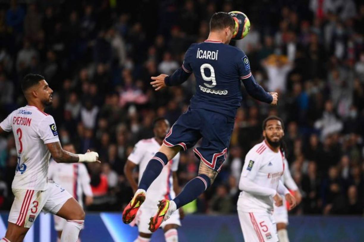 Con este cabezazo le dio el triunfo Mauro Icardi al PSG contra el Lyon.