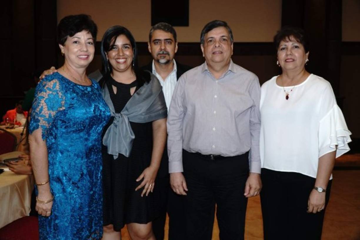 Sandra y Carla Gómez con Anuar José, Leonardo Murillo y Zaida Gómez.