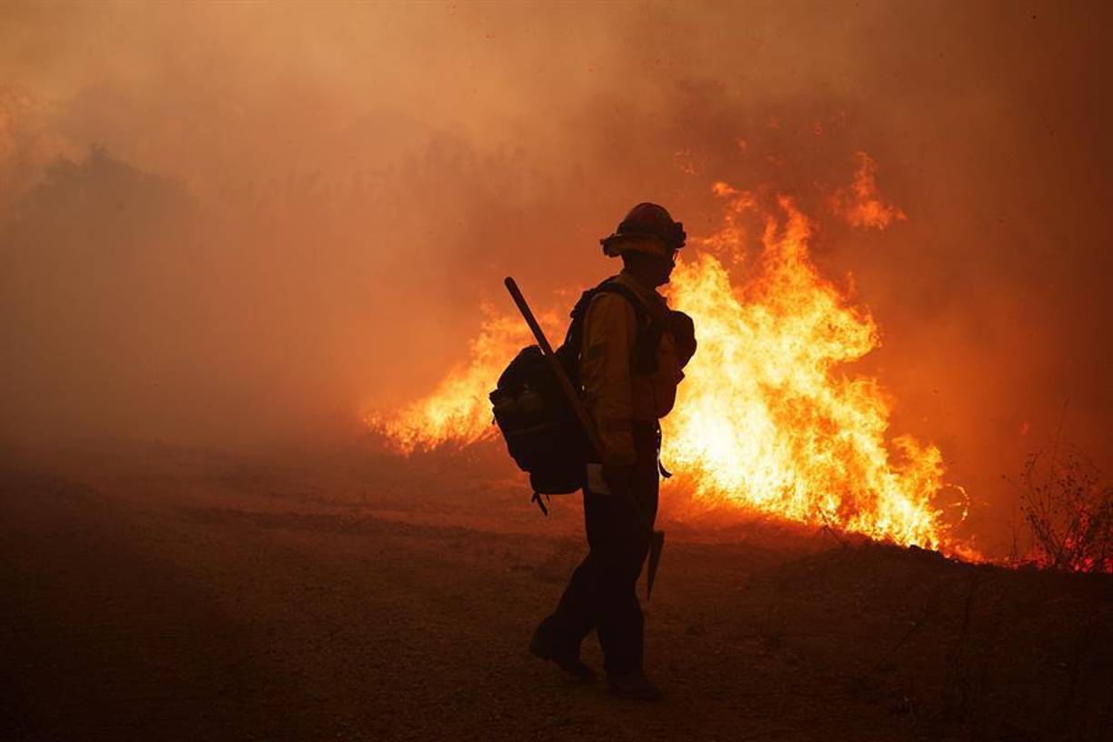 El incendio todavía sin controlar ha obligado a la evacuación de unas 6.000 personas y el cierre de carreteras y escuelas ante el riego de rápida propagación de las llamas.