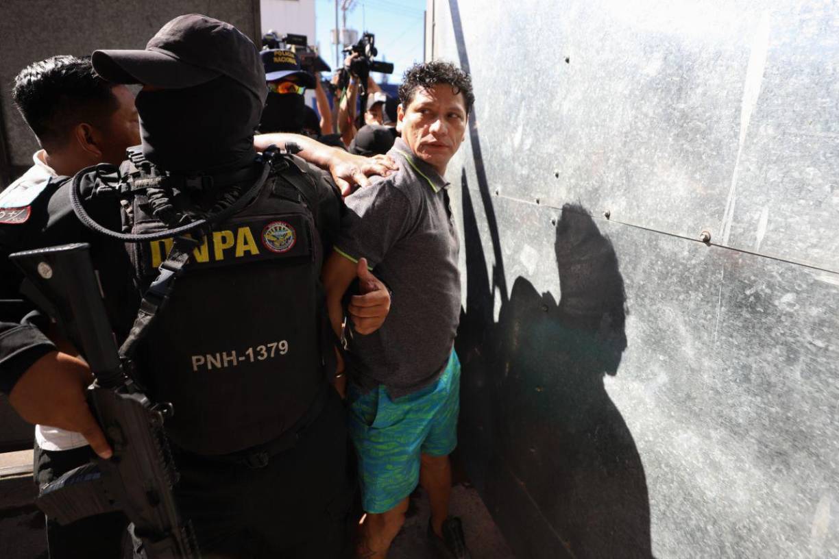 En su traslado e ingreso a los juzgados, a Bonilla Fúnez se le notó triste y con el rostro agachado ante la situación que enfrenta. 