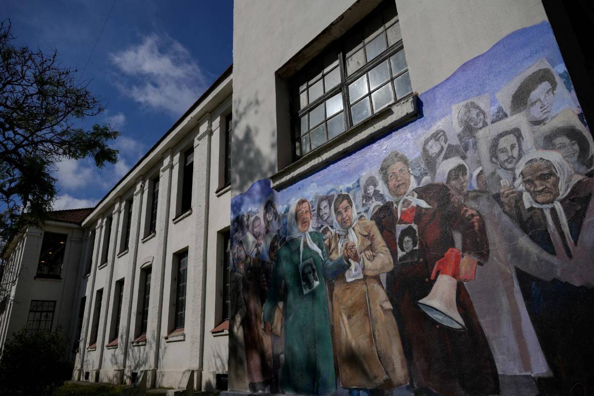 Cuando los militares argentinos tomaron el poder en 1976, la escuela se convirtió en el centro de operaciones de la Armada para el secuestro ilegal de activistas políticos y sociales, pero también de civiles sin afiliación, obreros, atletas y religiosos.