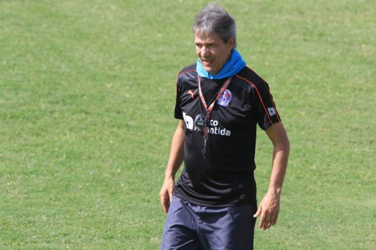 Tres semanas han pasado desde que Carlos Restrepo ha tomado los trabajos de pretemporada del Olimpia, pero los refuerzos no han llegado y es que el entrenador quiere hacerlos con jugadores que ya los conocer y eso podría tardar una semana más. Podrían llegar jugadores procedentes de Colombia y Costa Rica.