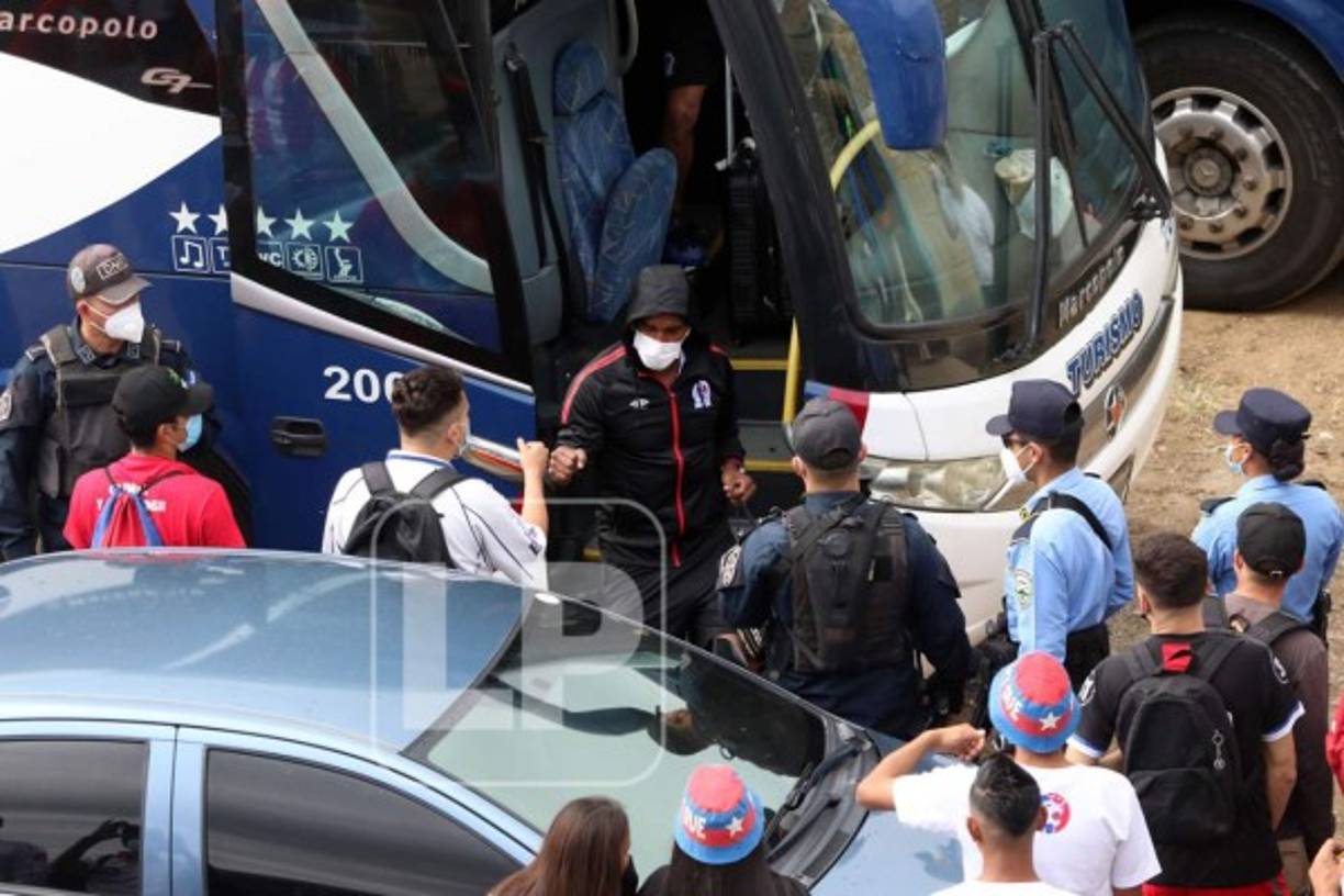 Los jugadores del Olimpia saludaron a los hinchas olimpistas.