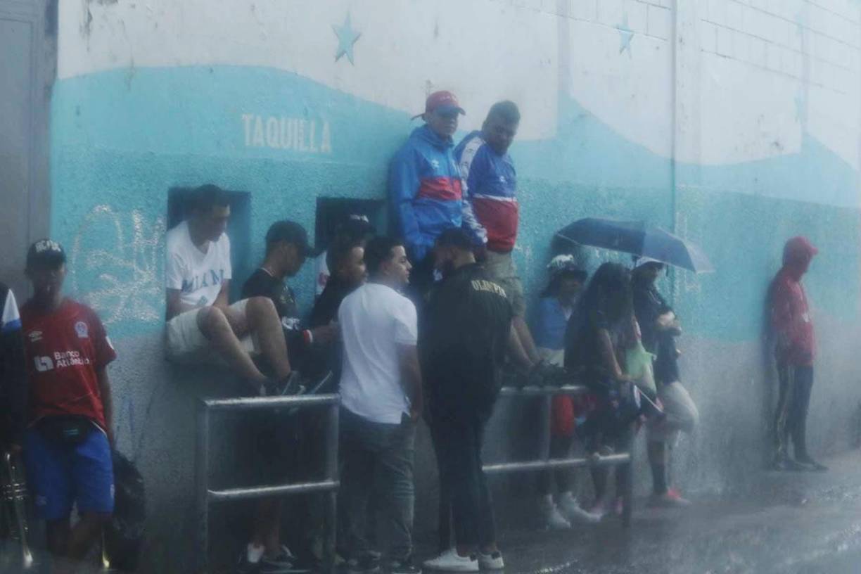 La lluvia no cesaba antes del inicio del partido en la capital de Honduras.