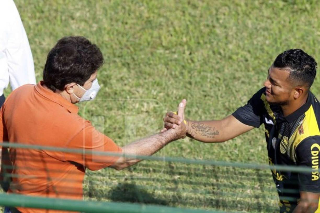 Mario Martínez también se reencontró con Héctor Vargas y ambos tuvieron un saludo bien cordial.