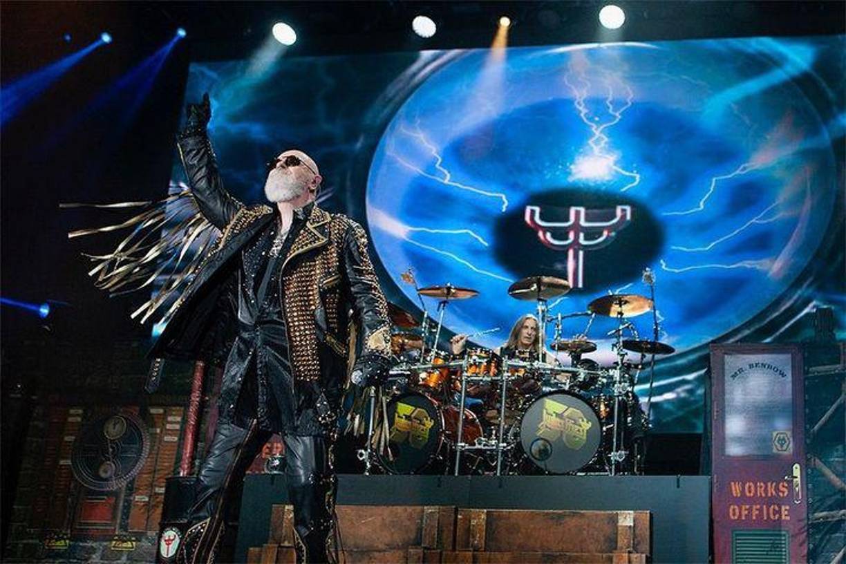 Cada 16 de mayo los amantes del rock tienen una cita muy especial. Millones de personas se reúnen alrededor del mundo para celebrar el Día Mundial del Heavy Metal, a continuación 10 grupos que han hecho historia.<b>JUDAS PRIEST.</b>La banda británica de heavy metal fue fundada en 1969 en Birmingham, Inglaterra. Es considerada una de las bandas más influyentes del heavy metal, y algunos de sus subgéneros como el thrash, power, speed, glam, death y black metal, entre otros. Sus ventas fluctúan entre los 45 y los 50 millones de copias en todo el mundo1, además de pertenecer desde el año 2022 al Salón de la fama del Rock.