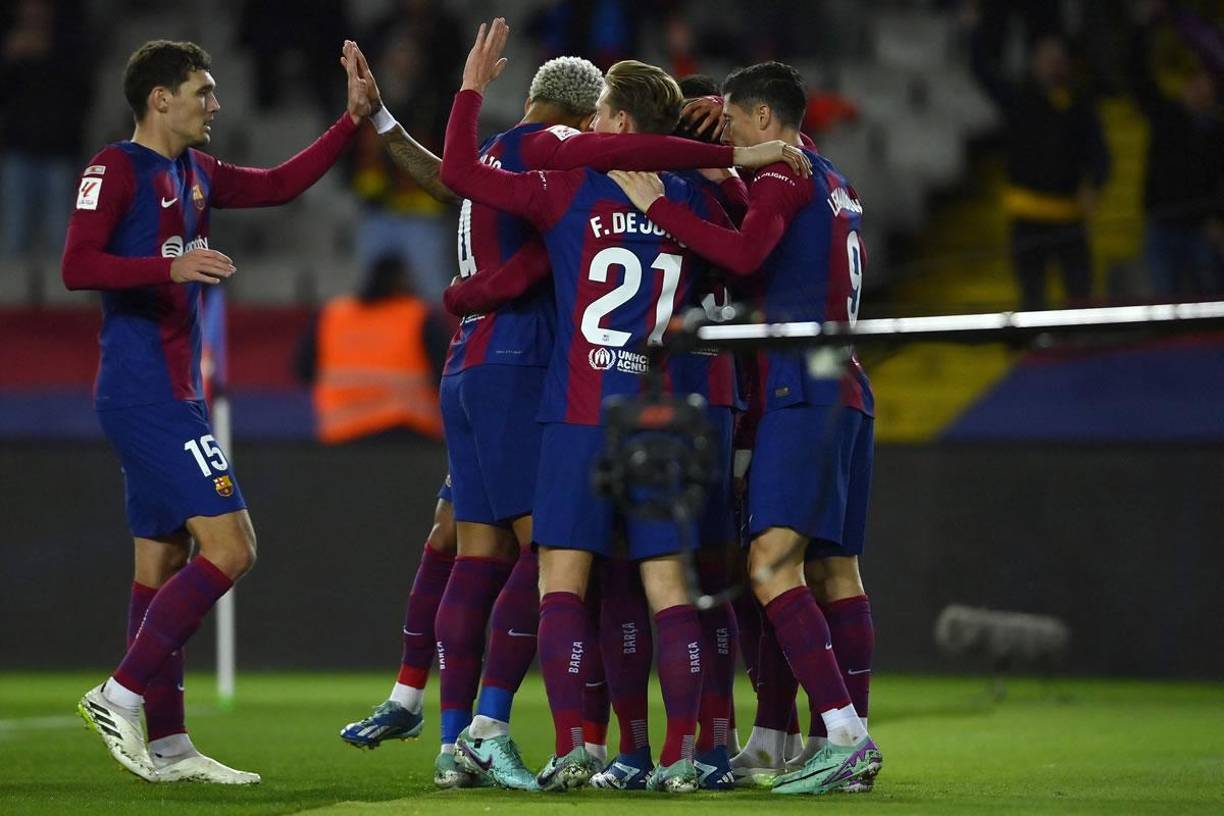 Los jugadores del Barcelona celebrando con Joao Félix su golazo ante el Atlético de Madrid.