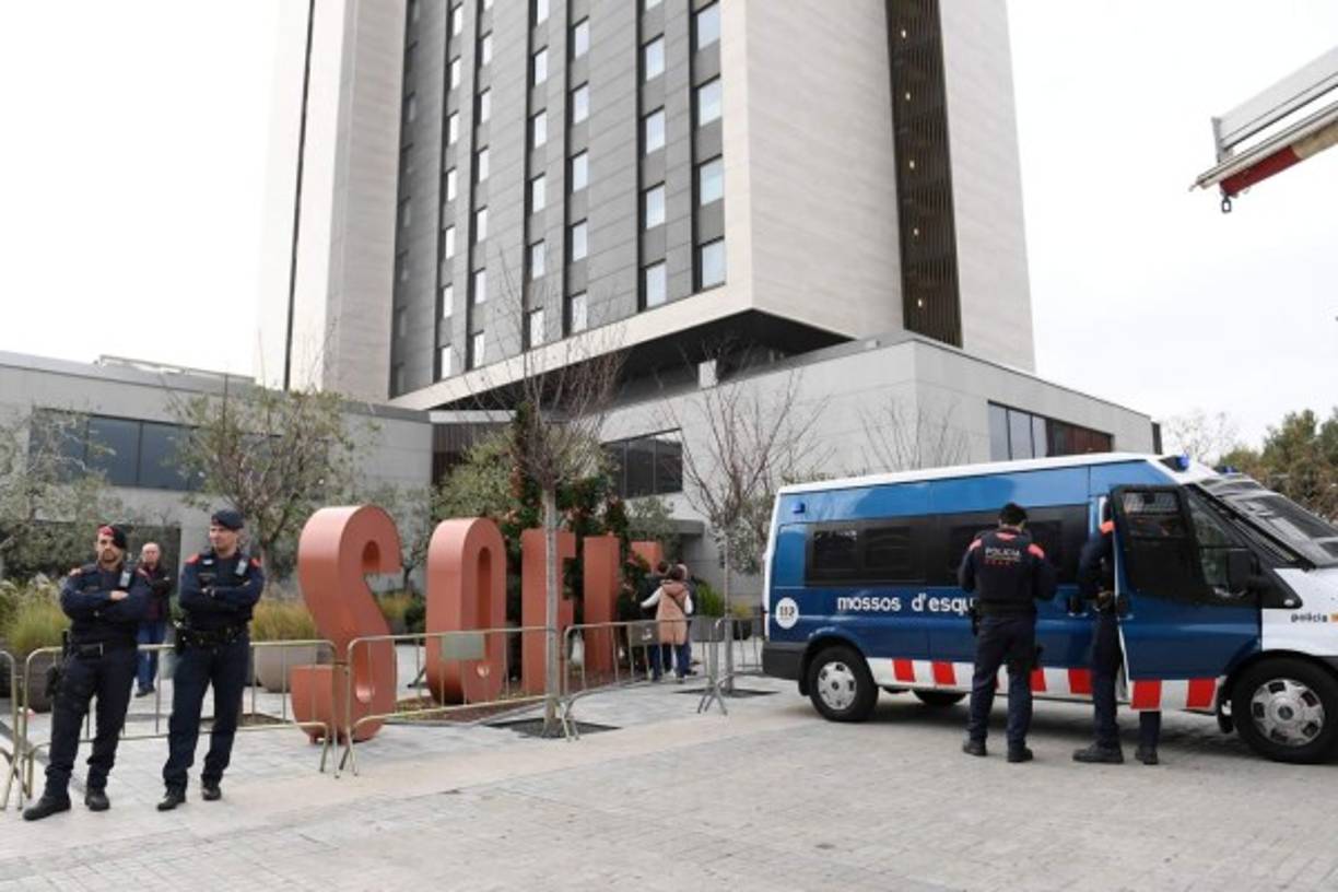 El hotel de concentración, a unos metros del Camp Nou, está blindado por los Mossos d'Esquadra, las fuerza de seguridad de Barcelona, para que todo transcurra con normalidad.