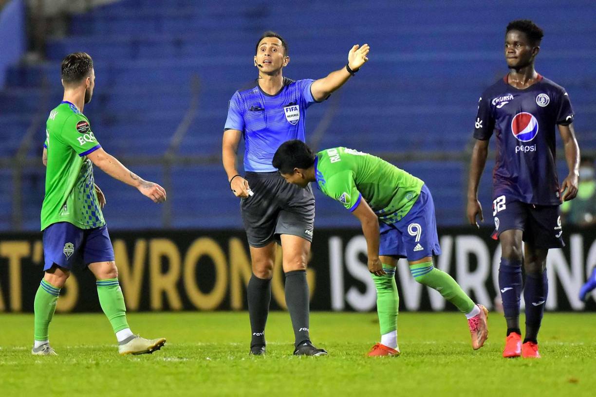 El árbitro mexicano Luis Enrique Santander dirigiendo el partido entre Motagua y Seattle Sounders.