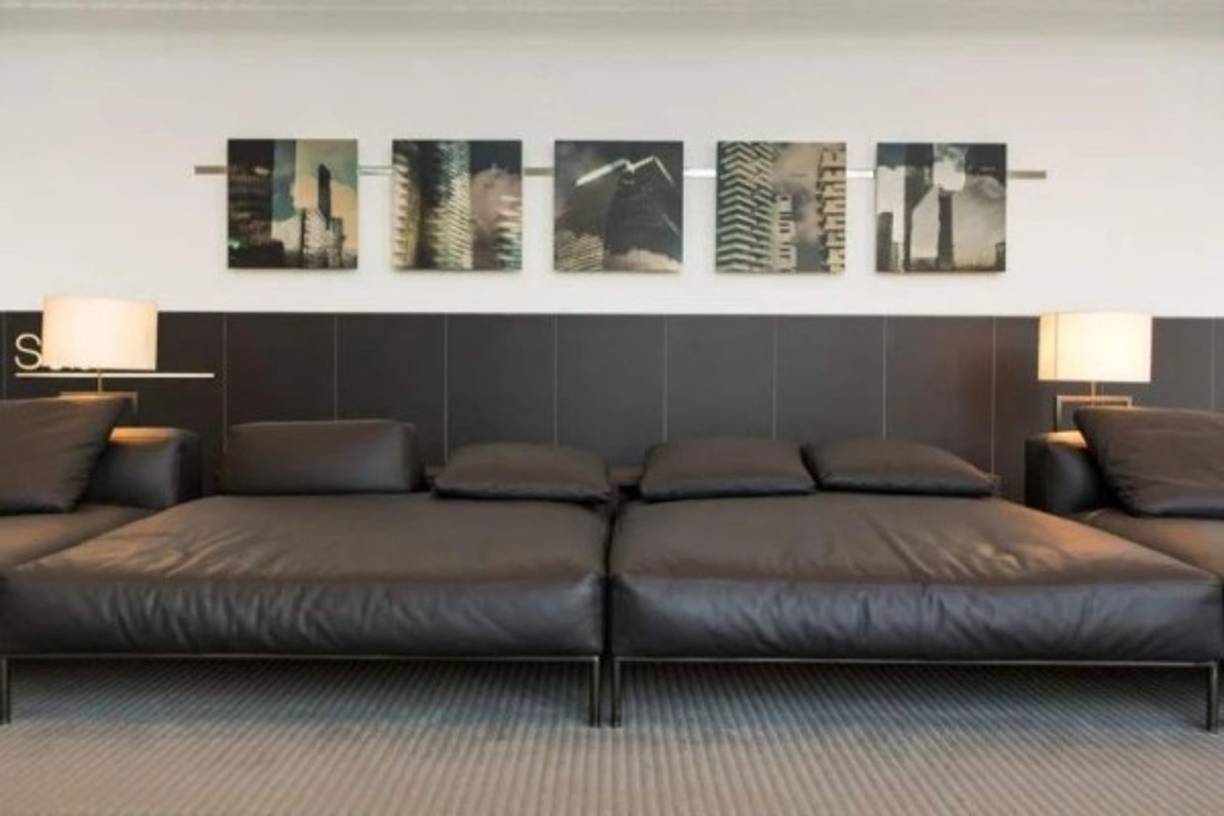 Todas las habitaciones tienen amplios ventanales y las terrazas se disponen irregularmente para ofrecer una mayor privacidad.