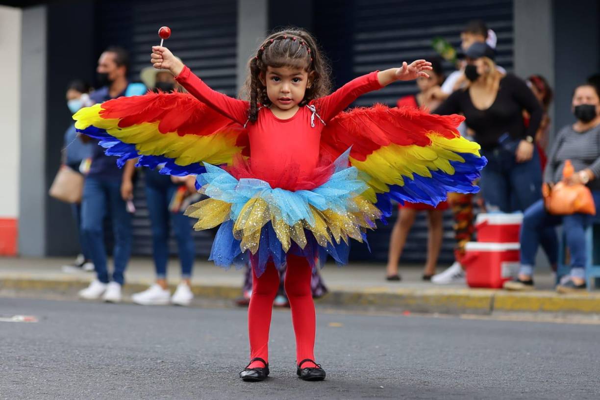 Briana Valle encantó por su vestido de guara roja y por su espontaneidad. 