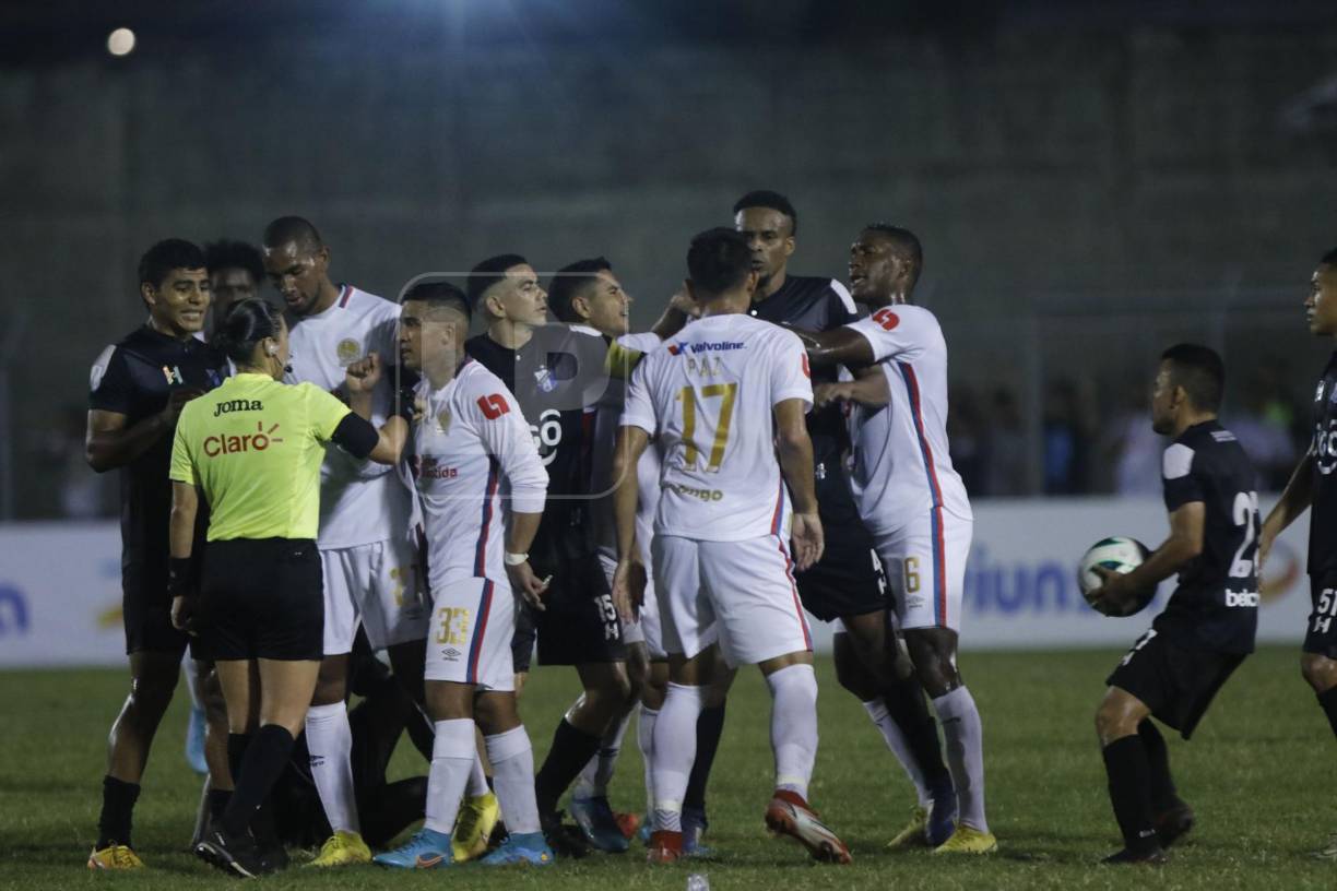 El partido terminó con mucho roce. La central Melissa Pastrana expulsó a Geovany Martínez del Honduras Progreso y a Bryan Moya del Olimpia.