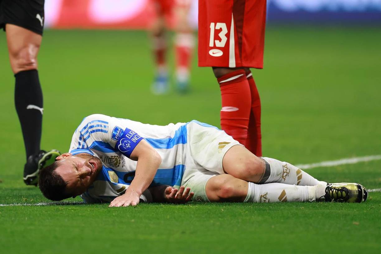 Leo Messi con gestos de mucho dolor tras la dura entrada.