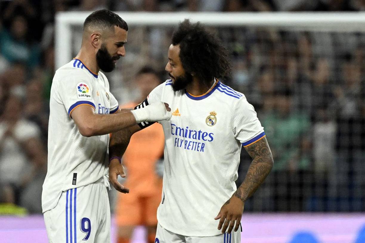 Karim Benzema le colocó el gafete de capitán a Marcelo. Honor a quien honor merece.