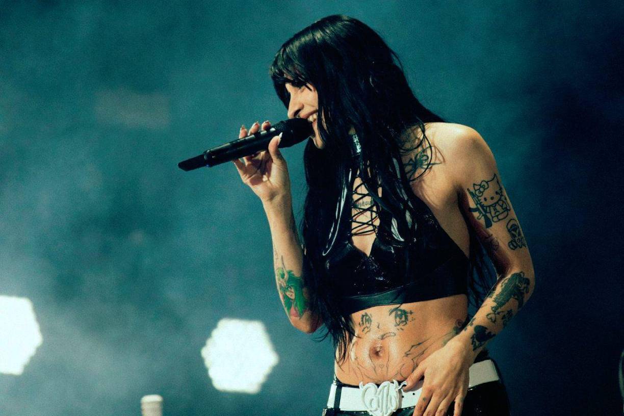 <b>La rapera Cazzu </b>regresó a los escenarios después de atravesar momentos de vulnerabilidad, principalmente relacionados con su pasado amoroso con<b> Christian Nodal</b>, una etapa que fue ampliamente mediática. Tras una serie de altibajos personales, la artista ha demostrado que su música sigue siendo una de sus fortalezas.