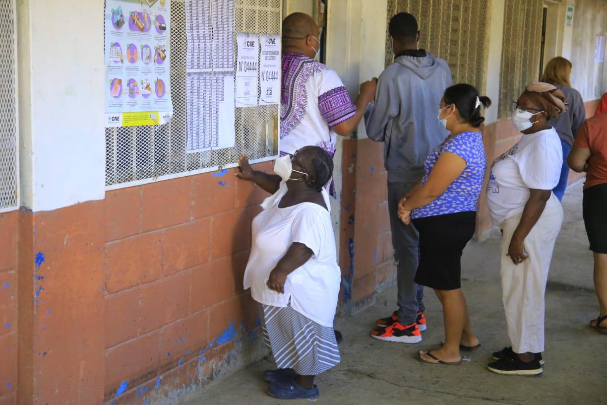 Esta hondureña verifica su nombre en el padrón electoral, en el Centro de Educación Básica Padre Claret del sector Rivera Hernández. 