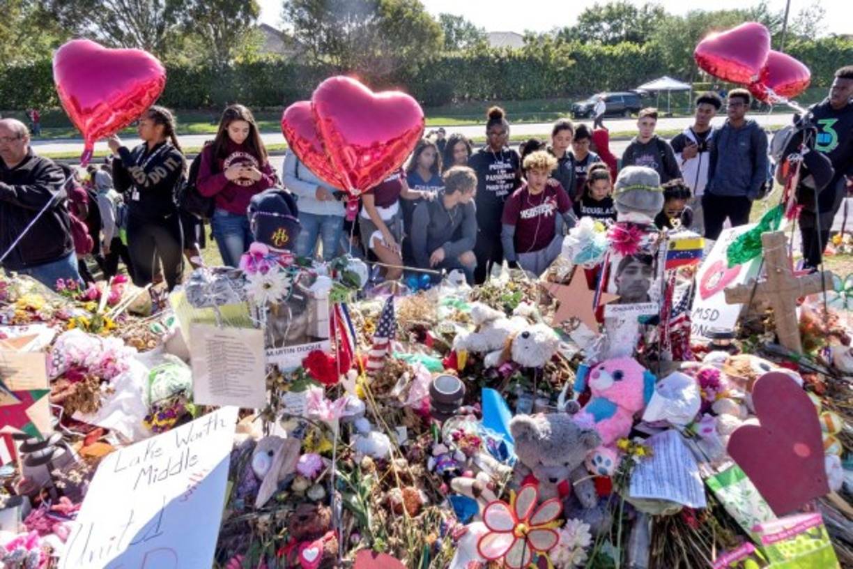 A Parkland se acercaron personas de todas partes de la nación, como una joven conmocionada de Pensilvania que entregó a los familiares de las víctimas del tiroteo un retrato de cada uno de los asesinados.