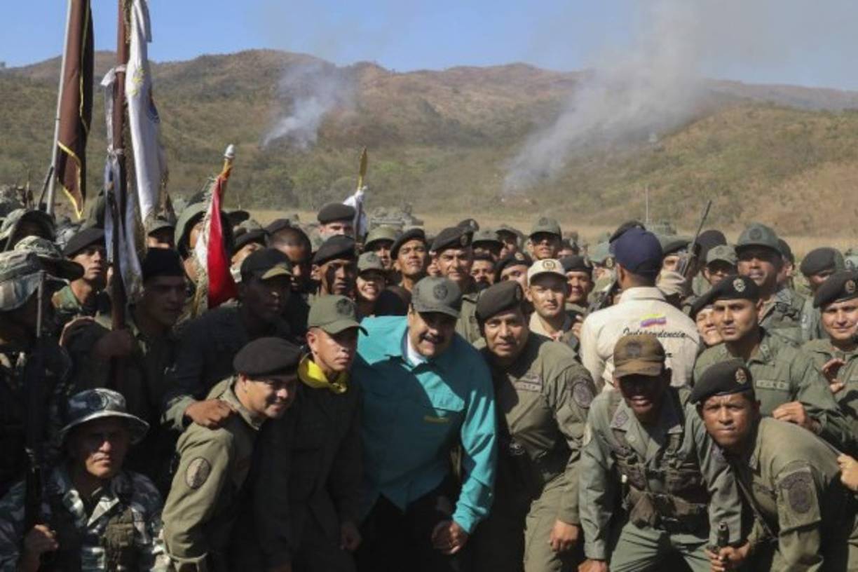 El mandatario luego posó con los militares que participaron en las maniobras antes de regresar a Caracas.