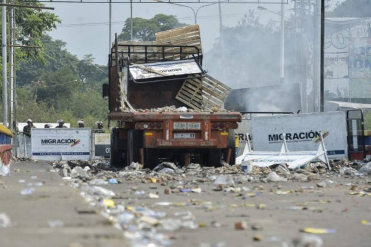 Este domingo, la frontera entre la ciudad colombiana de Cúcuta y la venezolana de Ureña amanecieron con los escombros de la batalla de ayer entre opositores y militares.