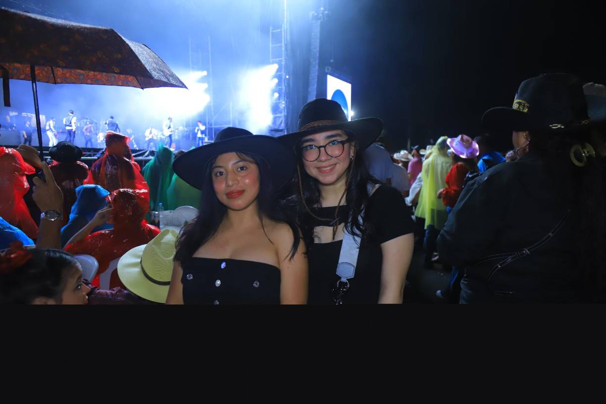 Martha Yujai y Dunia Pineda se pusieron sus sombreros para disfrutar de la música regional mexicana.