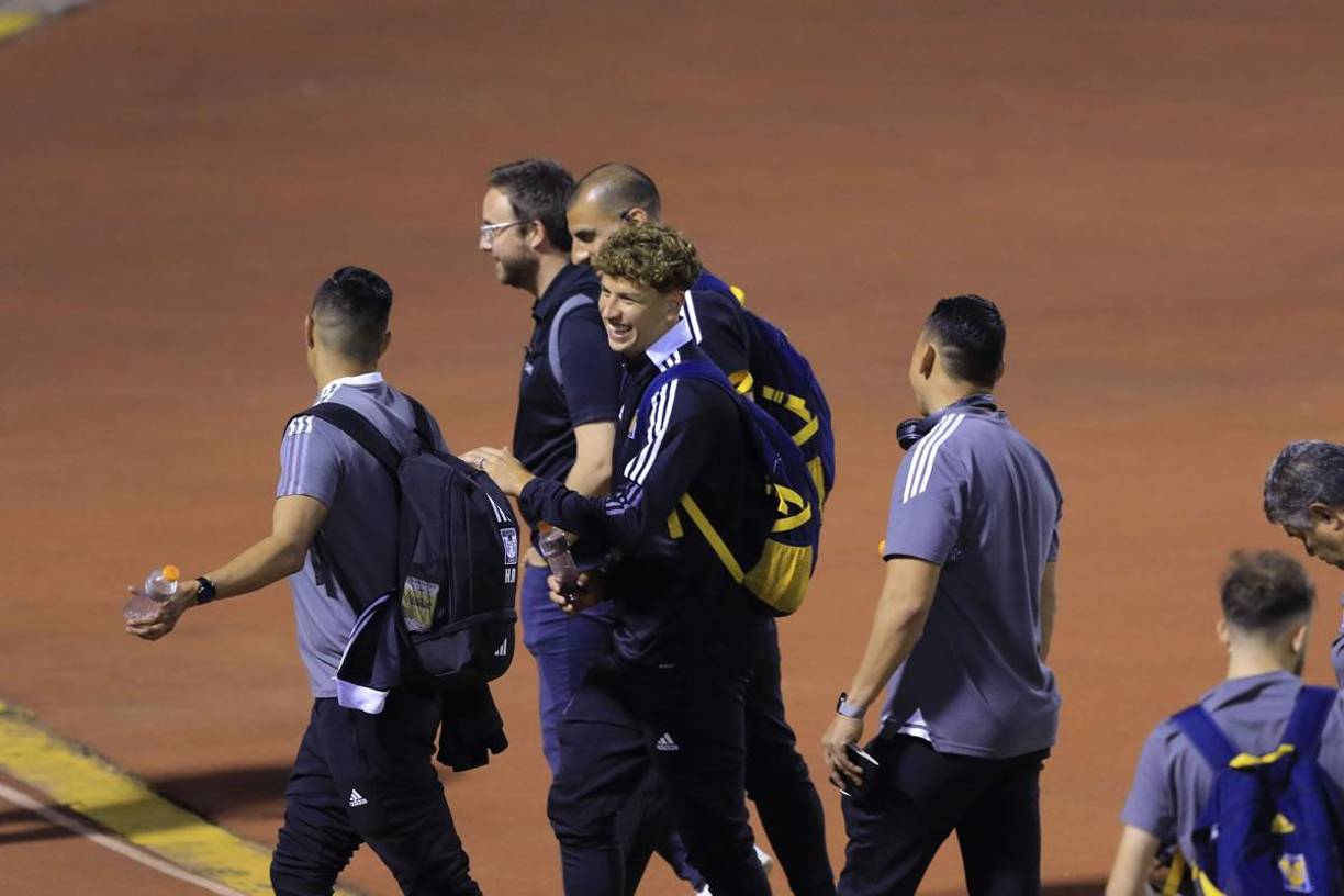 Así de sonriente se dejó ver el defensa chileno Igor Lichnovsky.