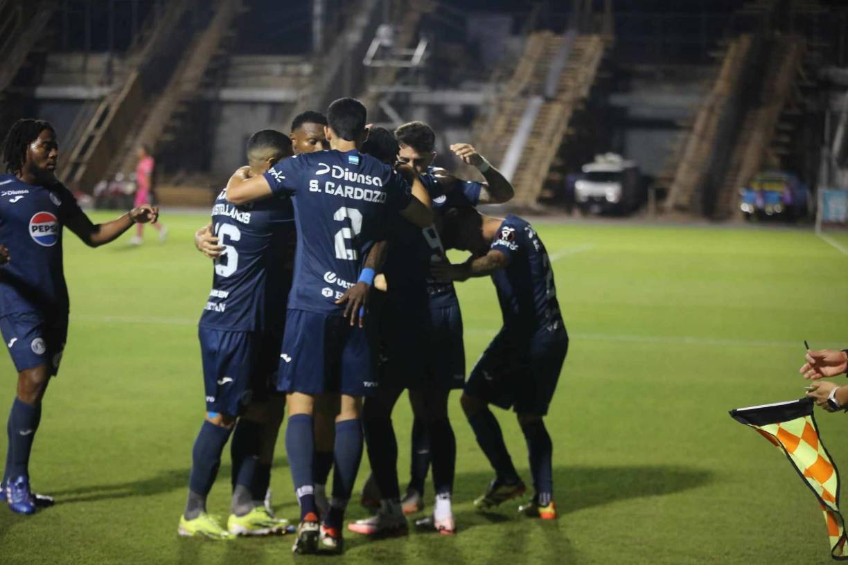 Los jugadores de Motagua se fueron a festejar con Rubilio Castillo tras anotar el primer tanto de la noche.