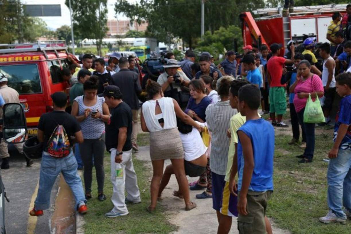 Los cuerpos sin vida de Franklin García (17) y Francis García (32) fueron recuperados después de quedar soterrados tras una explosión en Tegucigalpa.