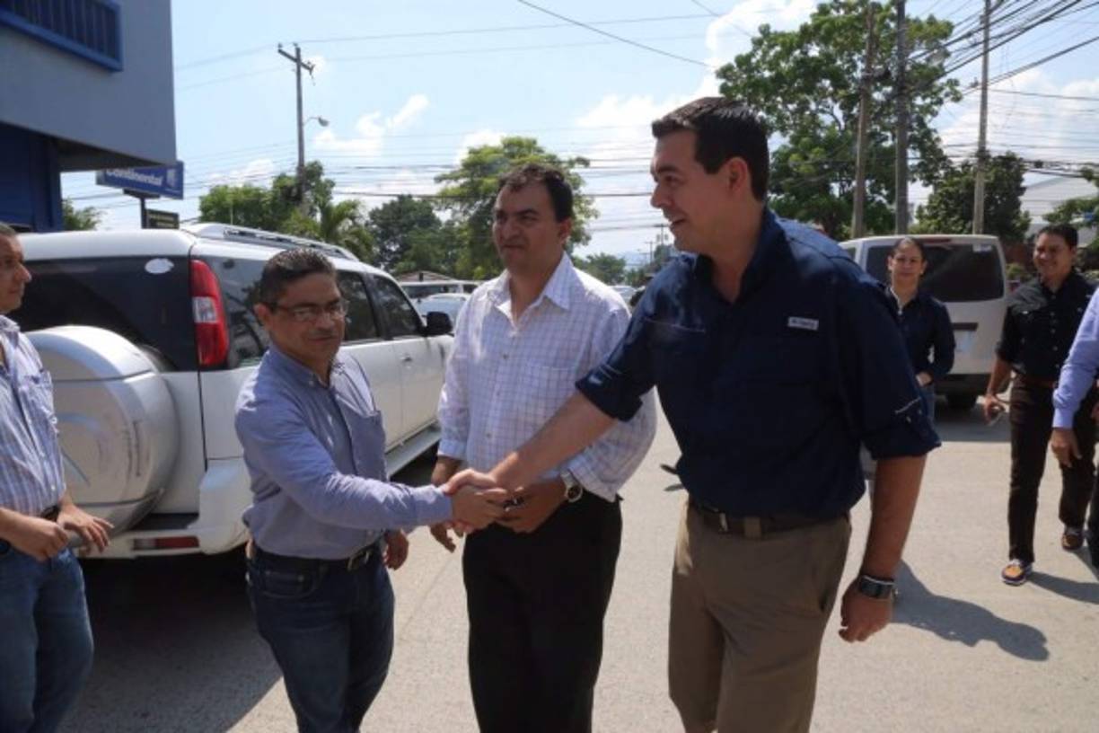 El ministro del Trbajo, Carlos Madero, llegó a diario Tiempo para reunirse con los empleados que piden el pago de su salarios.