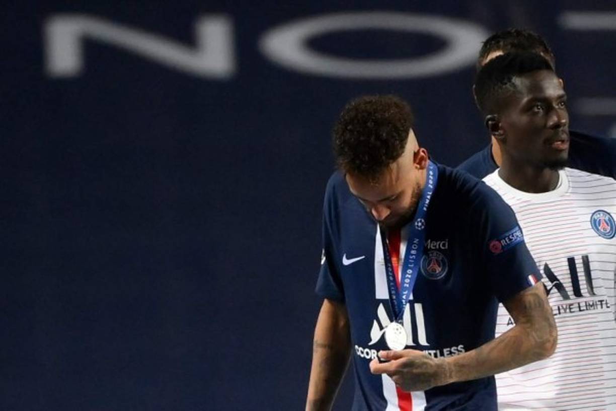 Neymar tras recoger la medalla de subcampeón.