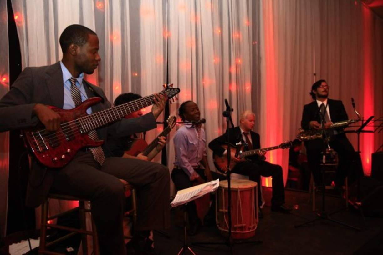 La banda Satuyé interpretó temas de la identidad hondureña con un toque de jazz y punta dándole un ambiente acústico y relajante a la celebración dorada de Diario LA PRENSA.