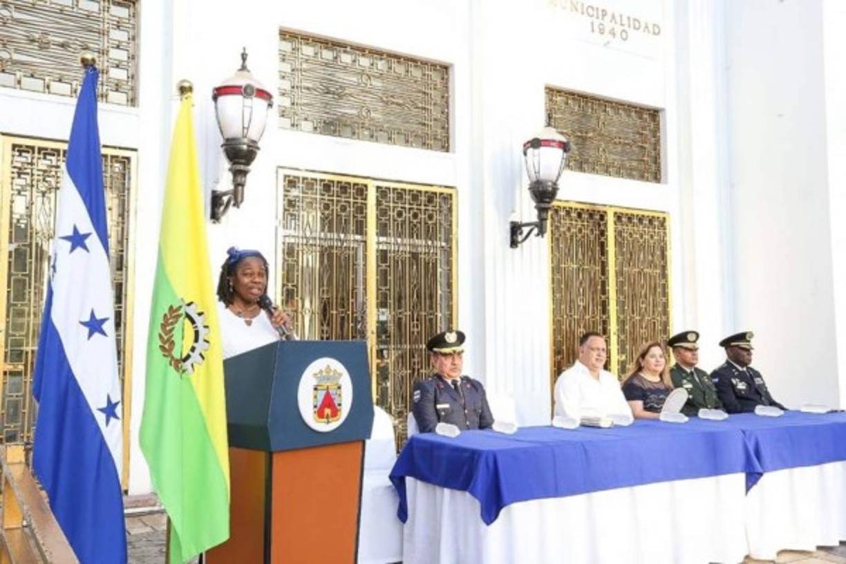 Autoridades de la corporación municipal, educativas, militares y la sociedad civil estuvieron presentes en el evento.