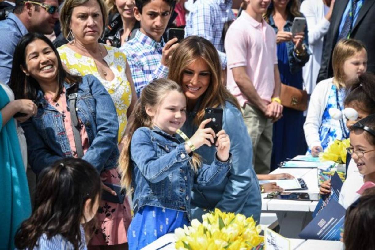 Melania socializó con los invitados que llegaron a la Casa Blanca para participar en el tradicional evento que celebró sus 141 años.