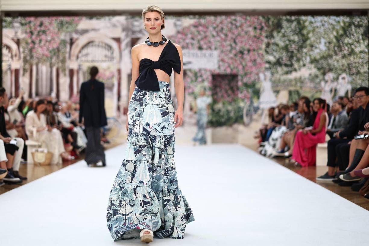 Costelloe imagina la aristocracia de vacaciones en esta colección marcada por cierta nostalgia. Las modelos lucieron bandas anchas en el cabello y chaquetas con hombros anchos sobre simples tops de bikini, todo en tonos pastel.Elegante y casual, si llevan suéter dejan un hombro desnudo. Algunas inclusive cubren sus senos con vendas en forma de nudo. 